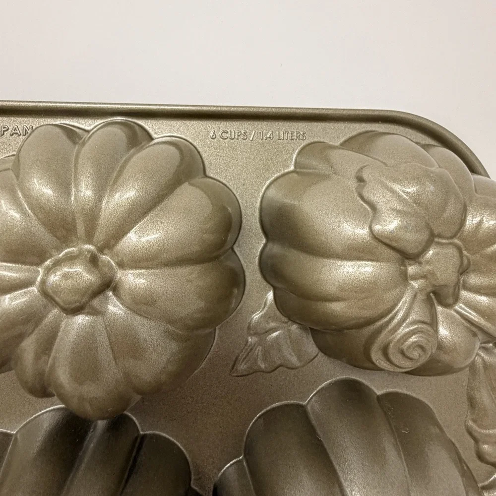 Williams-Sonoma Nordic Ware Cast Aluminum Pumpkin Patch Pan 12 NEW Mini Cakes
